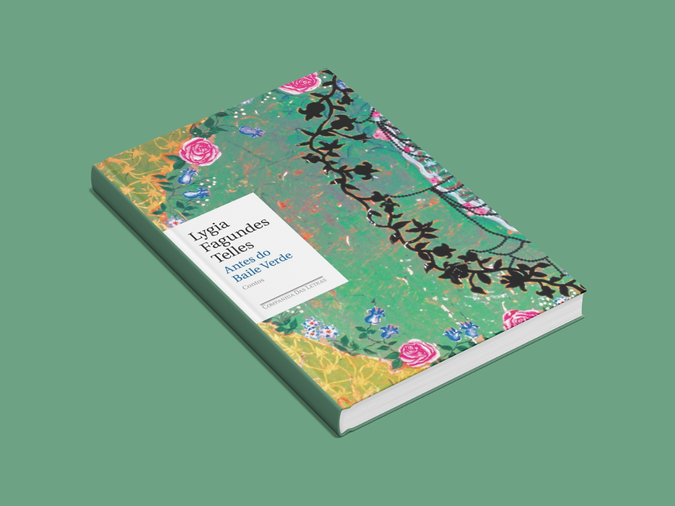 Mockup em perspectiva do livro Antes do Baile Verde, de Lygia Fagundes Telles, sobre um fundo verde-claro. A capa reproduz uma ilustração floral em tons de verde, rosa, azul e preto, com o título e o nome da autora em um painel branco. A imagem destaca o acabamento da lombada e das páginas, simulando a edição física da obra publicada pela Companhia das Letras.
