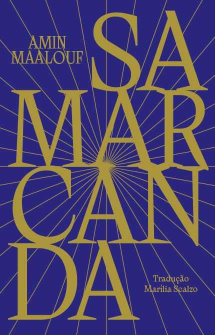 Capa do livro Samarcanda, de Amin Maalouf, com design minimalista e elegante. O fundo azul profundo é atravessado por linhas douradas que irradiam de um ponto central, lembrando uma estrela ou mapa astronômico. O título aparece em grandes letras douradas sobrepostas, ocupando quase toda a capa, enquanto o nome do autor e o crédito da tradução surgem em destaque menor. A composição remete à sofisticação da cultura persa, à poesia e ao conhecimento científico presentes no romance.