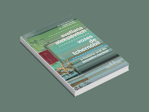 Capa do livro Vozes de Tchernóbil em perspectiva tridimensional sobre fundo verde, destacando o título, a autora e a premiação Nobel de Literatura, com temática sobre o desastre nuclear de Chernobyl.