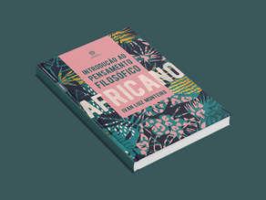 Mockup tridimensional do livro Introdução ao Pensamento Filosófico Africano, de Ivan Luiz Monteiro, apresentado sobre um fundo verde-azulado. A capa exibe uma combinação de elementos botânicos estilizados e cores vibrantes, com destaque para o título em uma faixa rosa central. A perspectiva inclinada evidencia a capa dura e a espessura do volume, criando uma apresentação elegante que remete à diversidade cultural, ao pensamento decolonial e à riqueza das tradições filosóficas africanas.