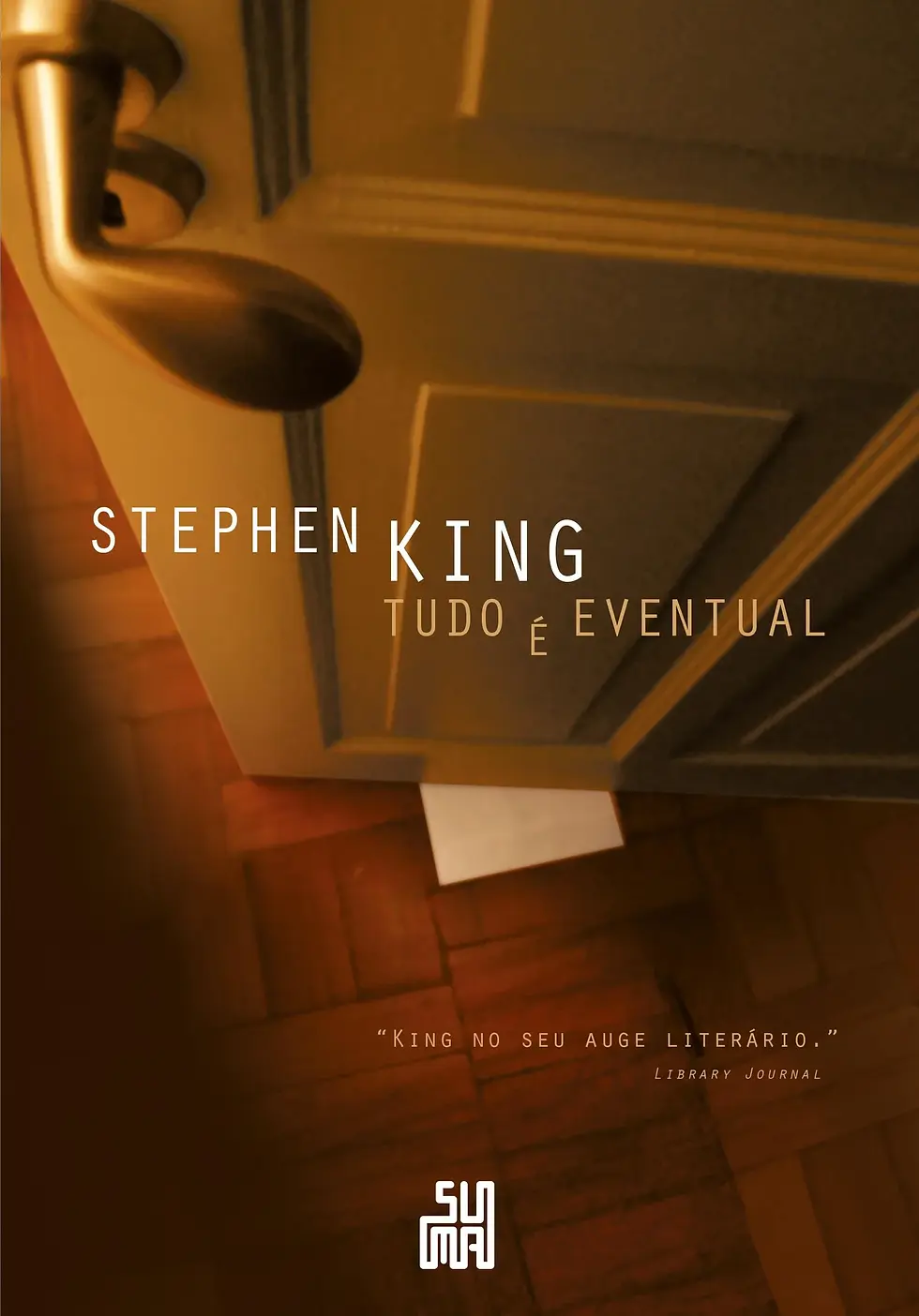 Capa do livro Tudo é Eventual, de Stephen King. A imagem mostra uma porta entreaberta vista de cima, iluminada por uma luz amarelada e inquietante. Sob a porta, um envelope branco parcialmente visível sugere mistério e expectativa. O piso de madeira escura e a maçaneta metálica reforçam a atmosfera de suspense psicológico. O título e o nome do autor aparecem em tipografia discreta, contribuindo para o clima de tensão e estranheza característico das narrativas de Stephen King.