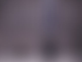 Fachada com múltiplas câmeras de segurança monitorando pedestres, representando vigilância urbana, fiscalização e controle institucional no espaço público