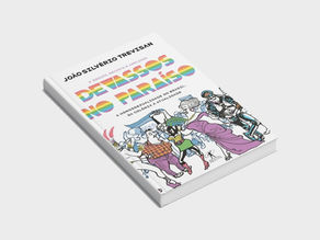 Capa do livro "Devassos no Paraíso", de João Silvério Trevisan. A imagem mostra a 4ª edição, revista e ampliada, com o título em letras grandes e coloridas com as cores do arco-íris, simbolizando o orgulho LGBTQIA+. A ilustração da capa exibe personagens diversos e caricatos, representando figuras históricas da comunidade LGBT brasileira, incluindo uma drag queen, um policial e outros personagens em trajes coloridos, sugerindo uma cena de celebração e diversidade. O fundo é branco e o livro está levemente inclinado sobre uma superfície clara.