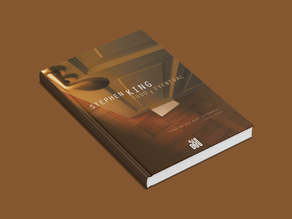 Mockup tridimensional do livro Tudo é Eventual, de Stephen King, apresentado sobre um fundo marrom uniforme. A capa exibe uma porta entreaberta iluminada por luz quente, com um envelope parcialmente deslizado por baixo dela, criando uma sensação de mistério e antecipação. A perspectiva inclinada destaca a capa dura e a espessura do volume, transmitindo um visual elegante que remete ao suspense, ao terror psicológico e às histórias inquietantes reunidas na coletânea.
