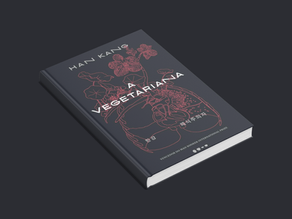 Mockup em perspectiva do livro A Vegetariana, de Han Kang, exibido sobre um fundo azul-escuro. A capa apresenta uma ilustração orgânica em linhas vermelhas que combina elementos florais e anatômicos, criando uma imagem simbólica e perturbadora. O título aparece em destaque em letras brancas, contrastando com o fundo sóbrio. A edição de capa dura possui visual elegante e contemporâneo, reforçando o caráter literário, psicológico e metafórico da obra vencedora do Man Booker International Prize.