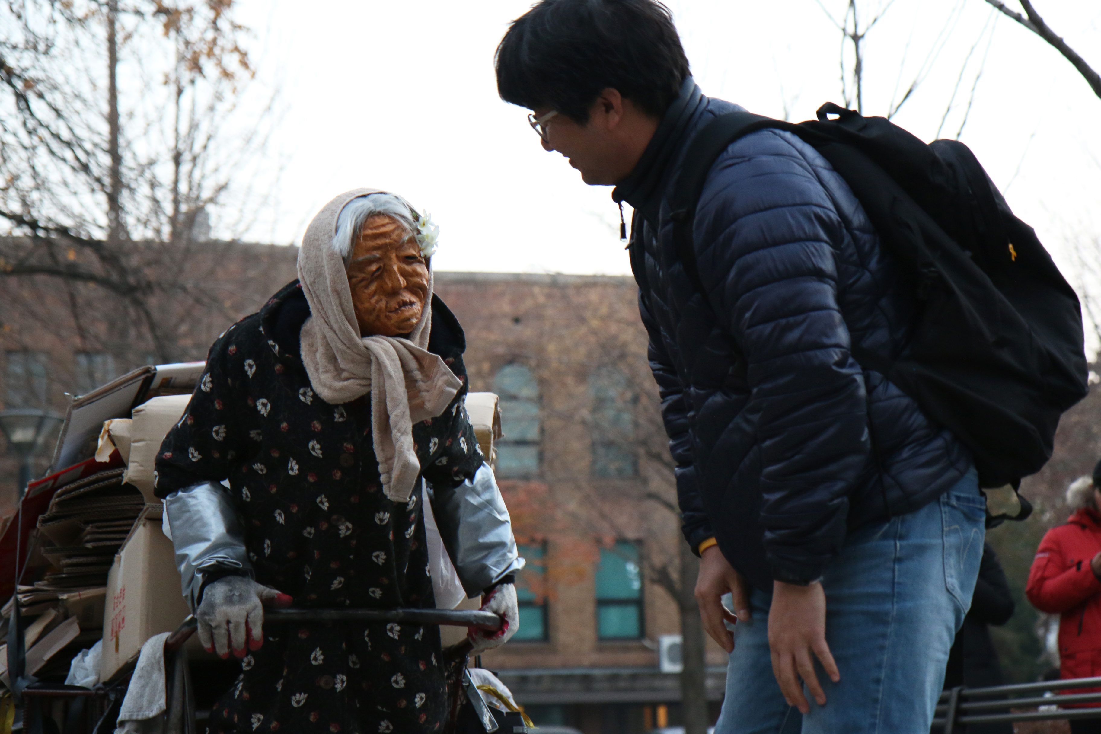 할머니 무얼 도와드릴까요?