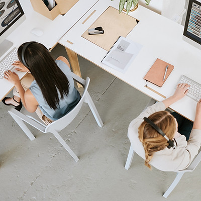 marketing-agents-sales-consultants-operators-from-working-computers-while-networking-talki
