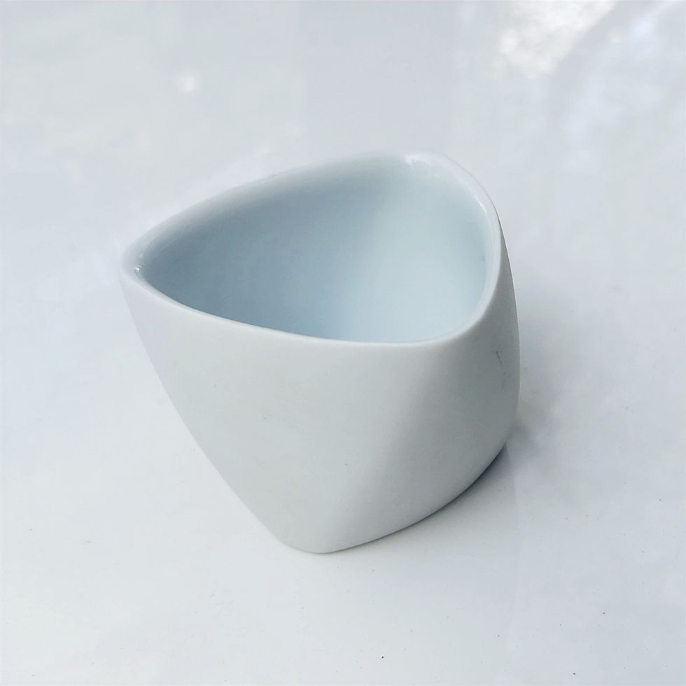 Miniatura: vista en perspectiva de mug espresso de porcelana blanca, vacía, con sombras difusas sobre fondo blanco