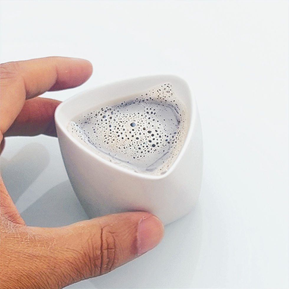 Miniatura: una mano tomando una taza de cafe espresso de porcelana blanca sobre fondo blanco POV