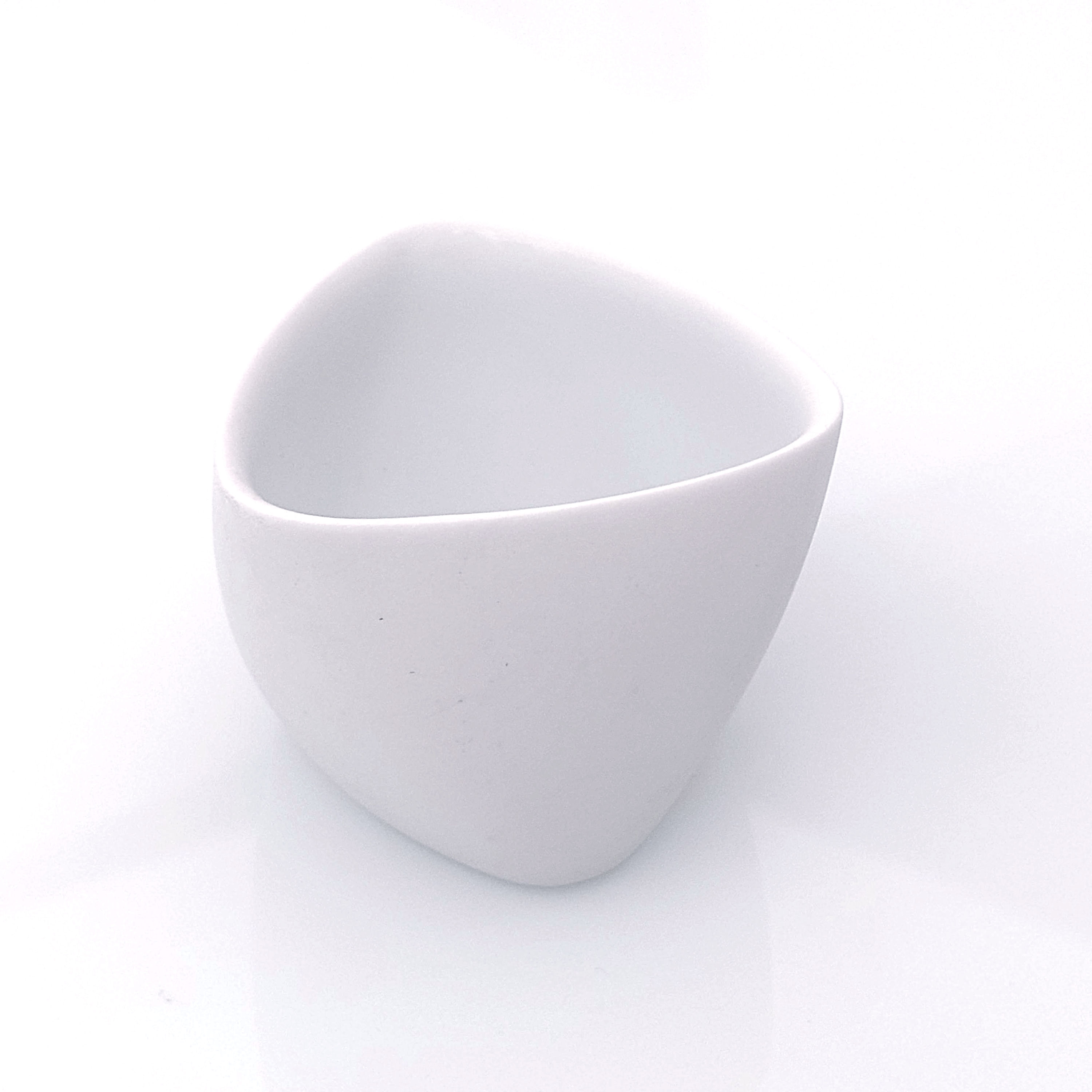 perspectiva del mug de café de porcelana fina color blanca vacío, sobre fondo blanco, lente 50 mm, sombras suaves