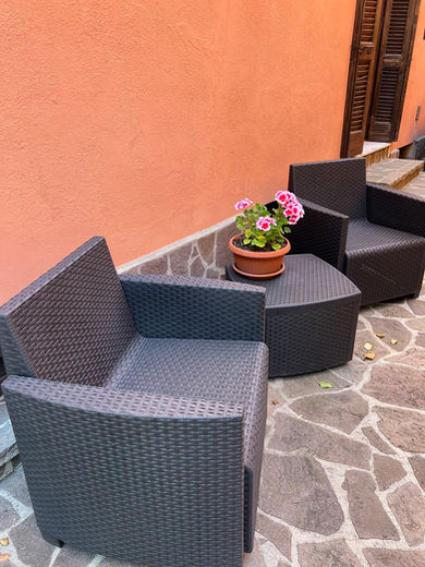 Side seating at Villa Tre Angeli