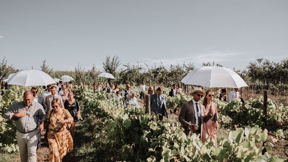 Huwelijk van Saar en Michiel: een romantische en onvergetelijke meerdaagse bruiloft met stijlvolle decoratie, intieme momente
