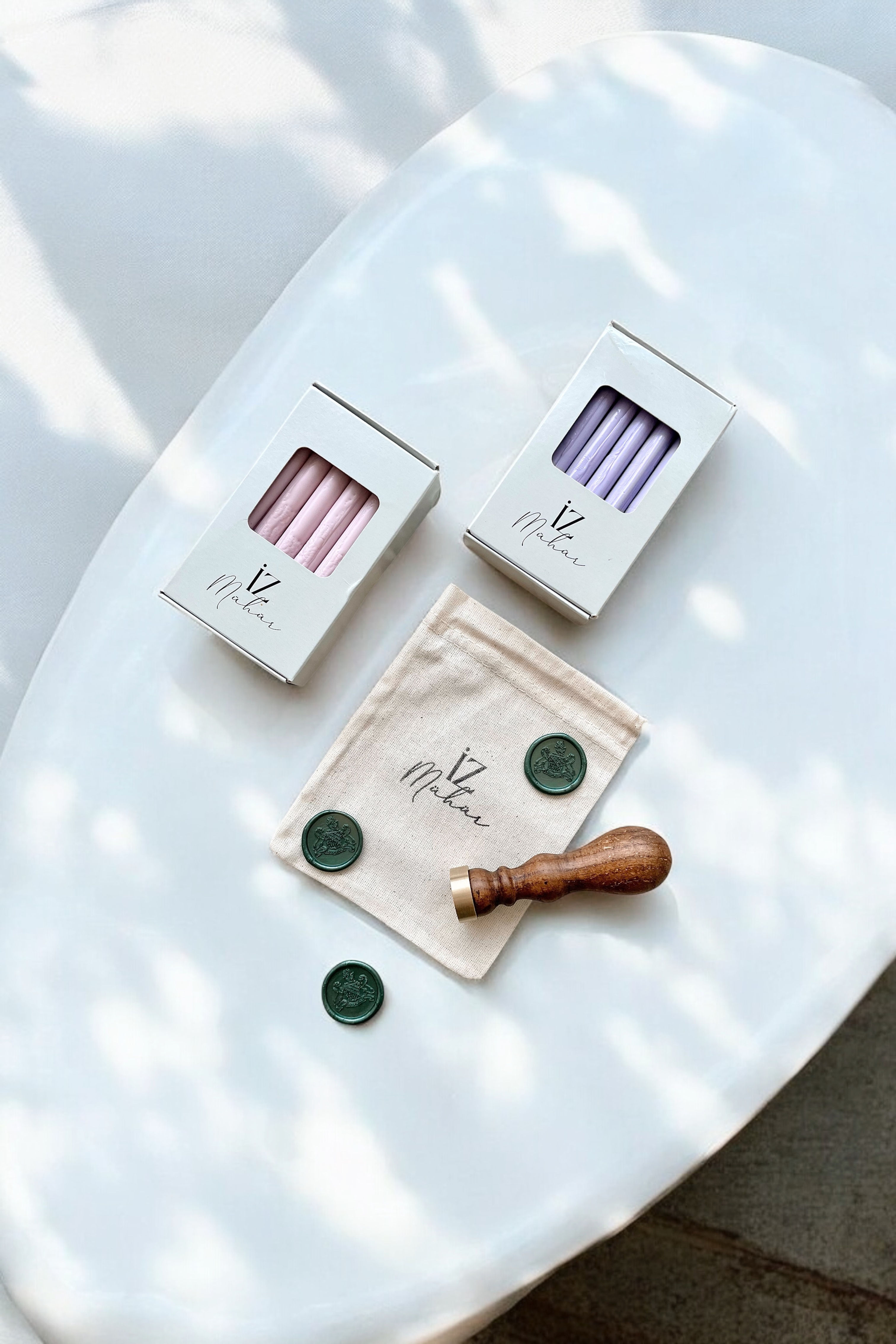 Arkası bantlı mühür mumu, mühür mumu çıkartması,mum mühür, monogram mühür, baş harfli mühür, davetiye mührü, mühürlü davetiye