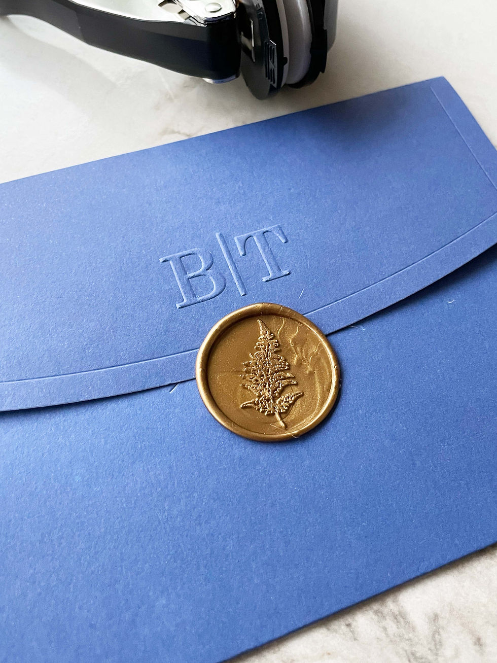 Küçük resim: Arkası bantlı mühür mumu, mühür mumu çıkartması,mum mühür, monogram mühür, baş harfli mühür, davetiye mührü, mühürlü davetiye