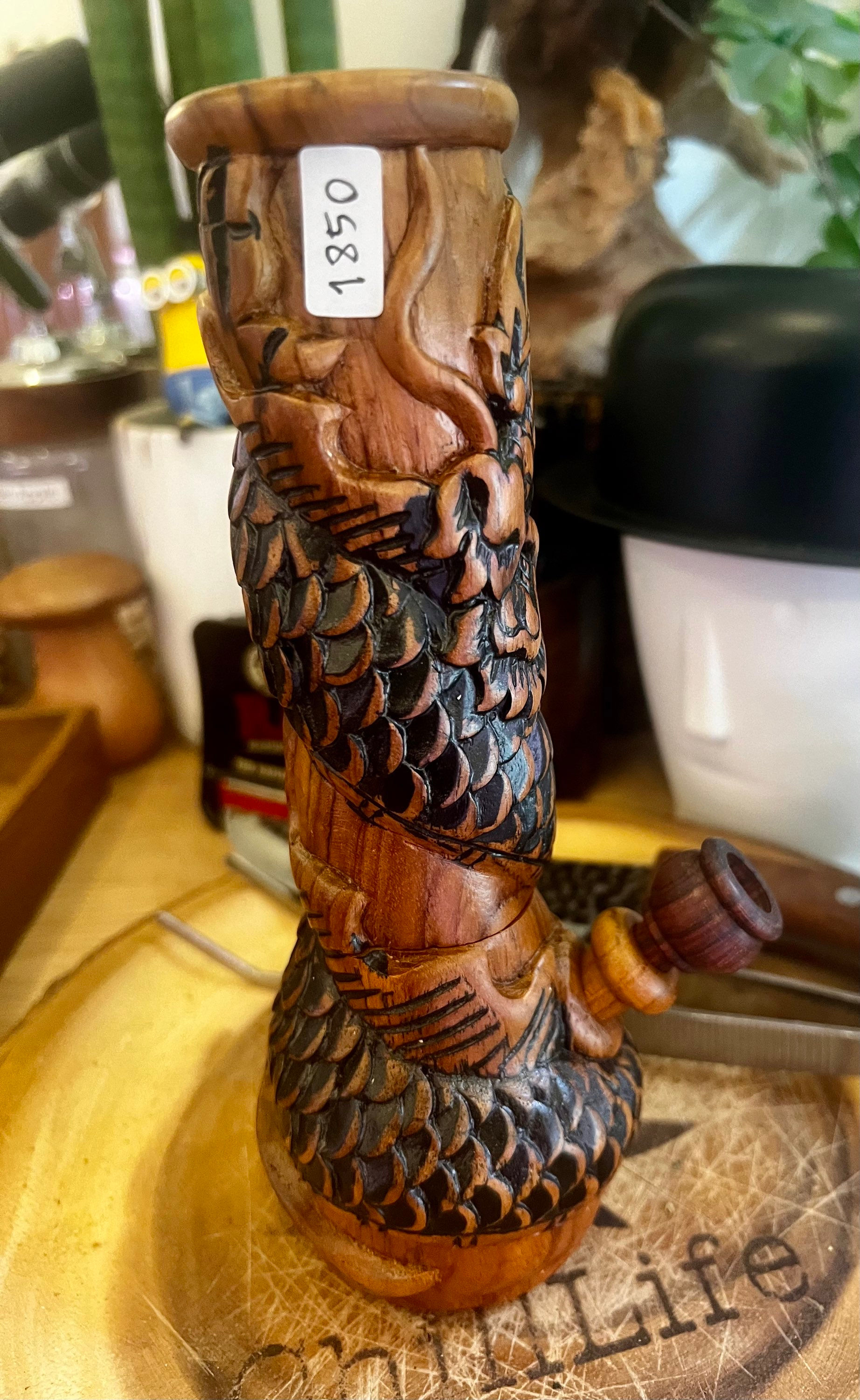 มังกร 3 มิติ บนบ้องไม้สัก