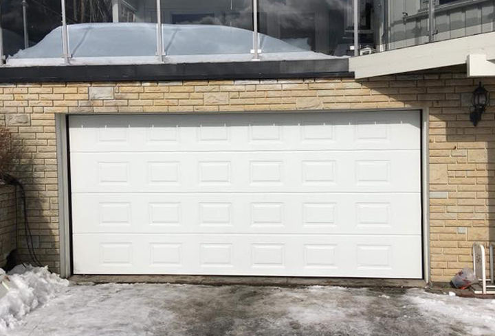 Miniatyrbilde: Garasje bred garasjeport i hvit rutepanel