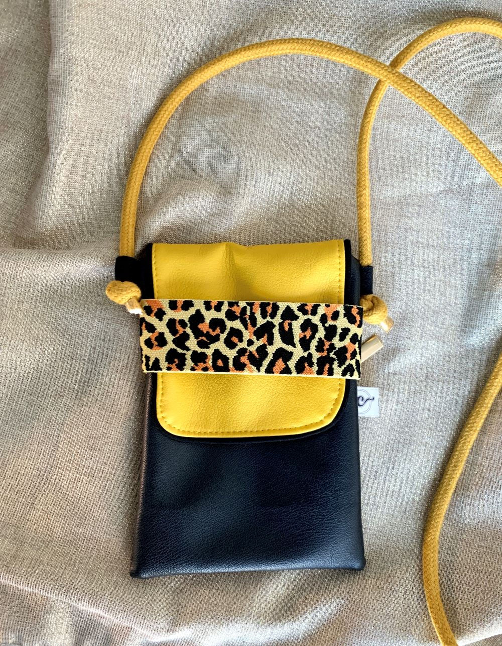 Pochette telephone noire et jaune en simili
