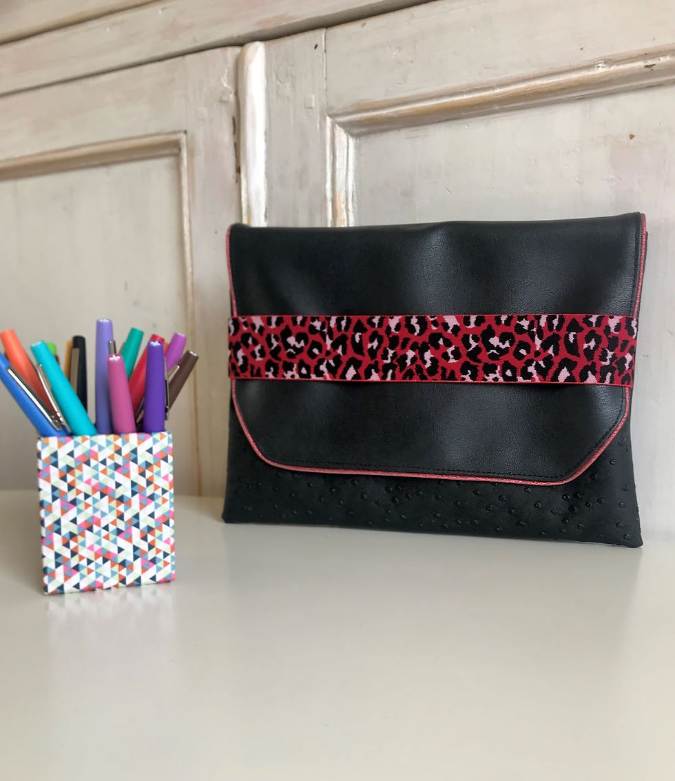 pochette en simili cuir noire et rouge