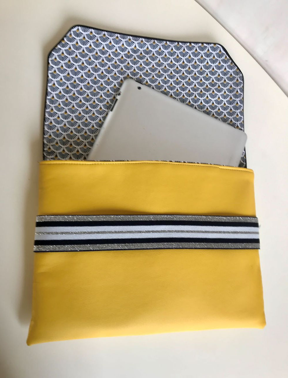 Miniature : Pochette ipad jaune et argentée