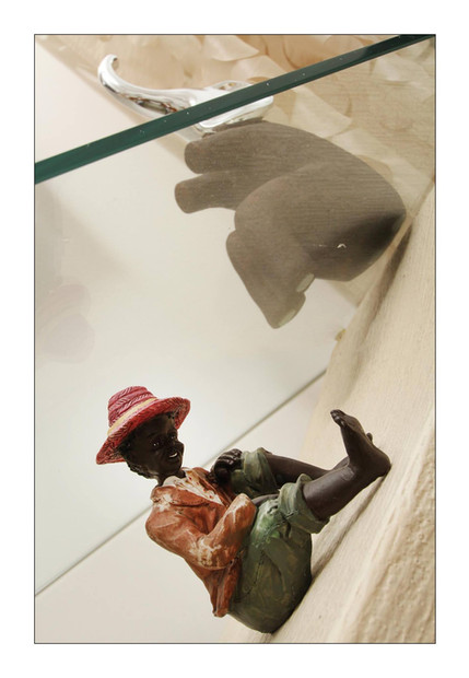 L'espace de vie du gîte Faustin, comprenant une cuisine équipée ouverte sur le séjour, mène sur les traces de ses voyages.