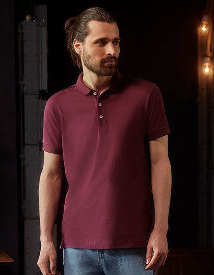 Mann trägt burgunderfarbenes Poloshirt