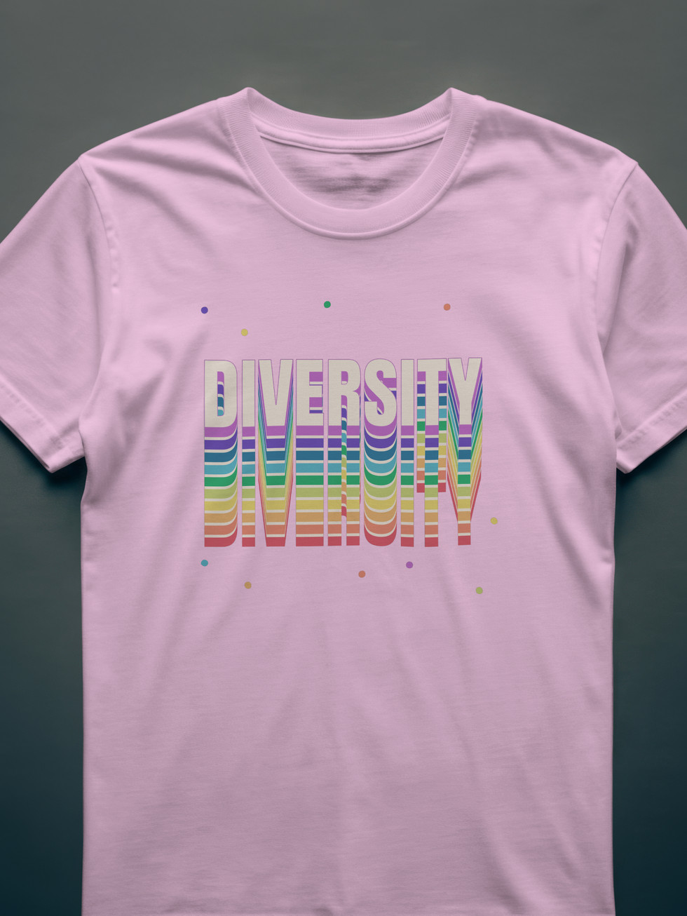 Lilafarbenes T-Shirt mit Regenbogen-„Diversity“-Aufdruck