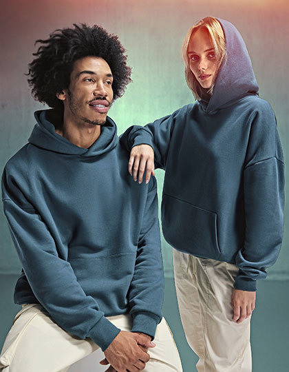 Model trägt Oversize-Hoodie: bequem und stylisch