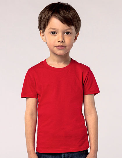 Kind trägt rotes T-Shirt