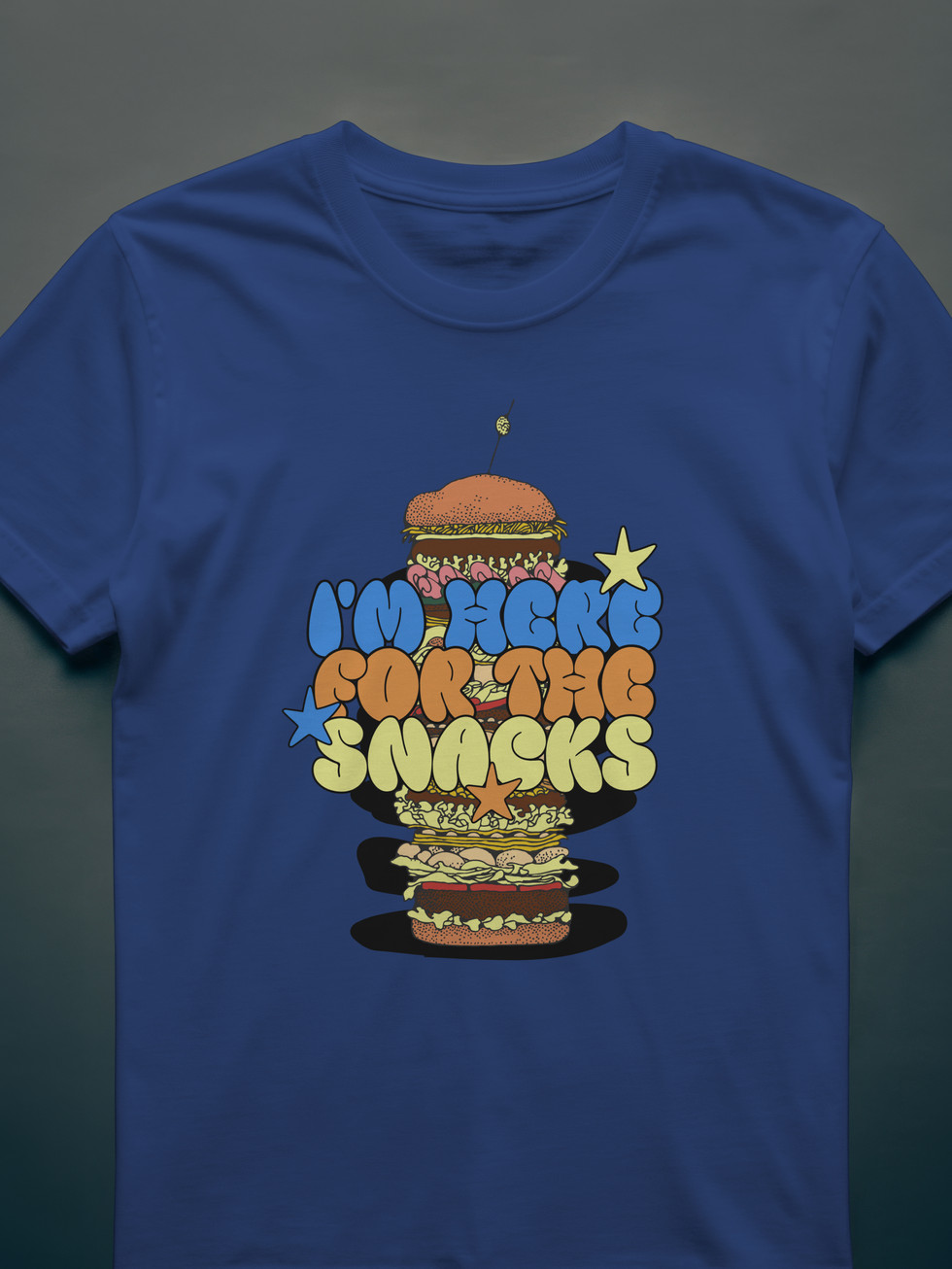Blaues T-Shirt mit dem Aufdruck "I'm here for the snacks"