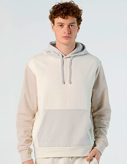 Mann trägt zweifarbiges Hoodie: BIO-Shirt Expression, bequem und stylisch