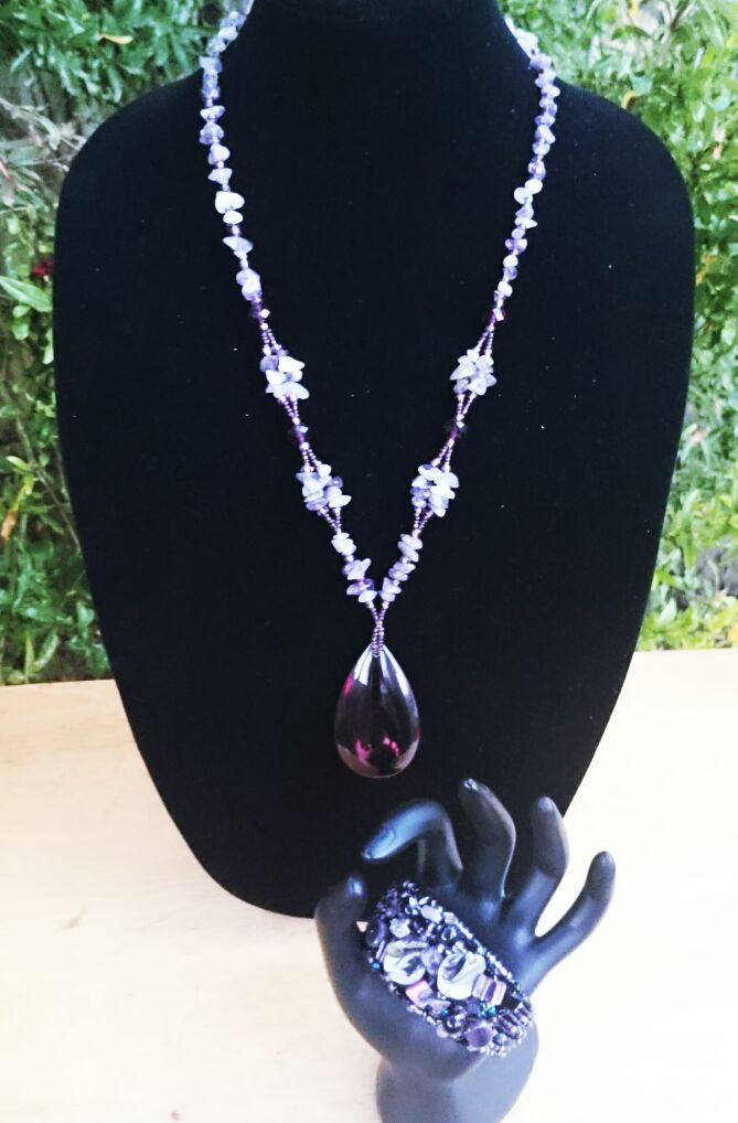 Miniatura: Collares de piedra y brazalete