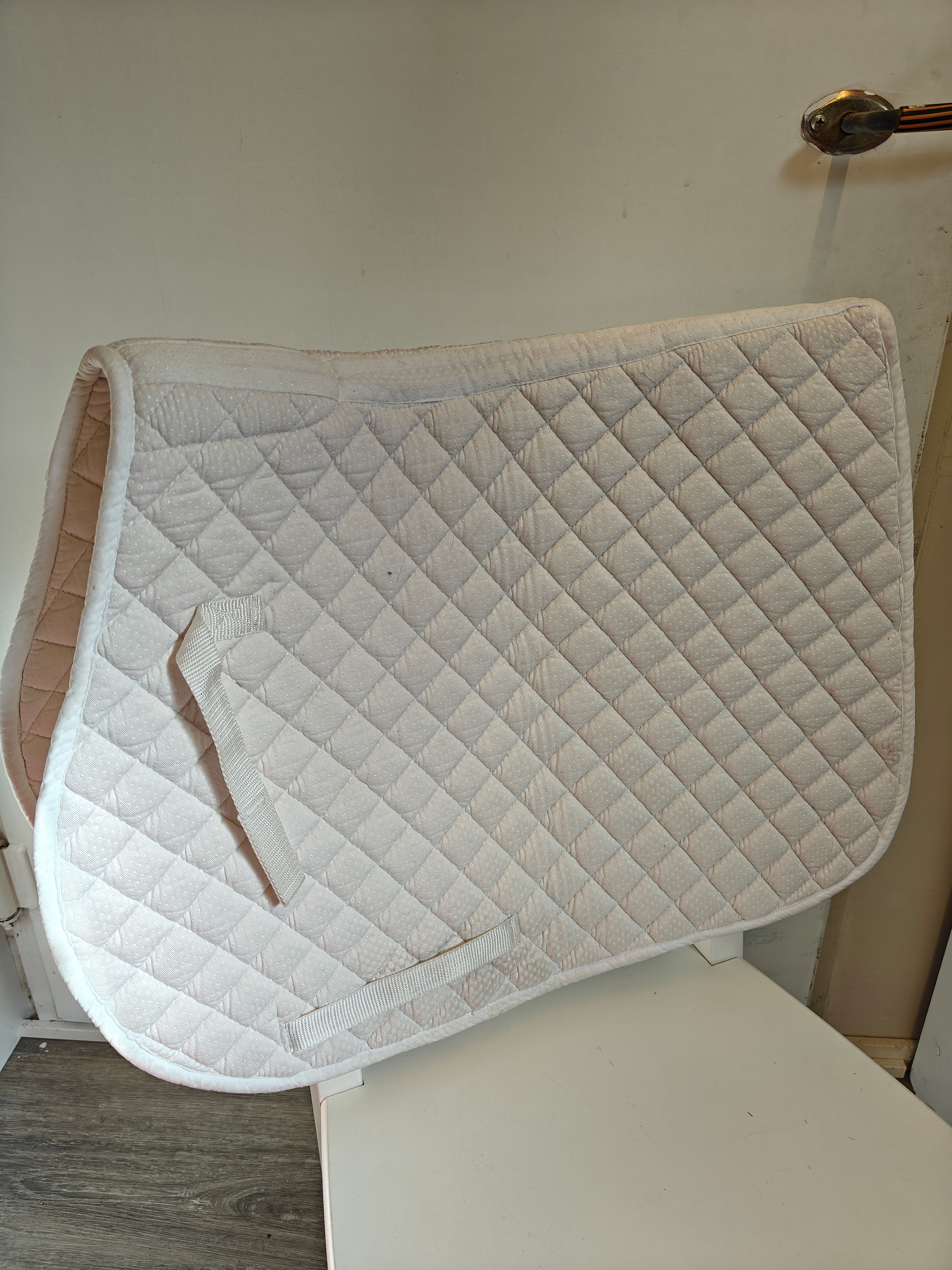 Valkoinen yleis/estehuopa "grip"pinnalla, full