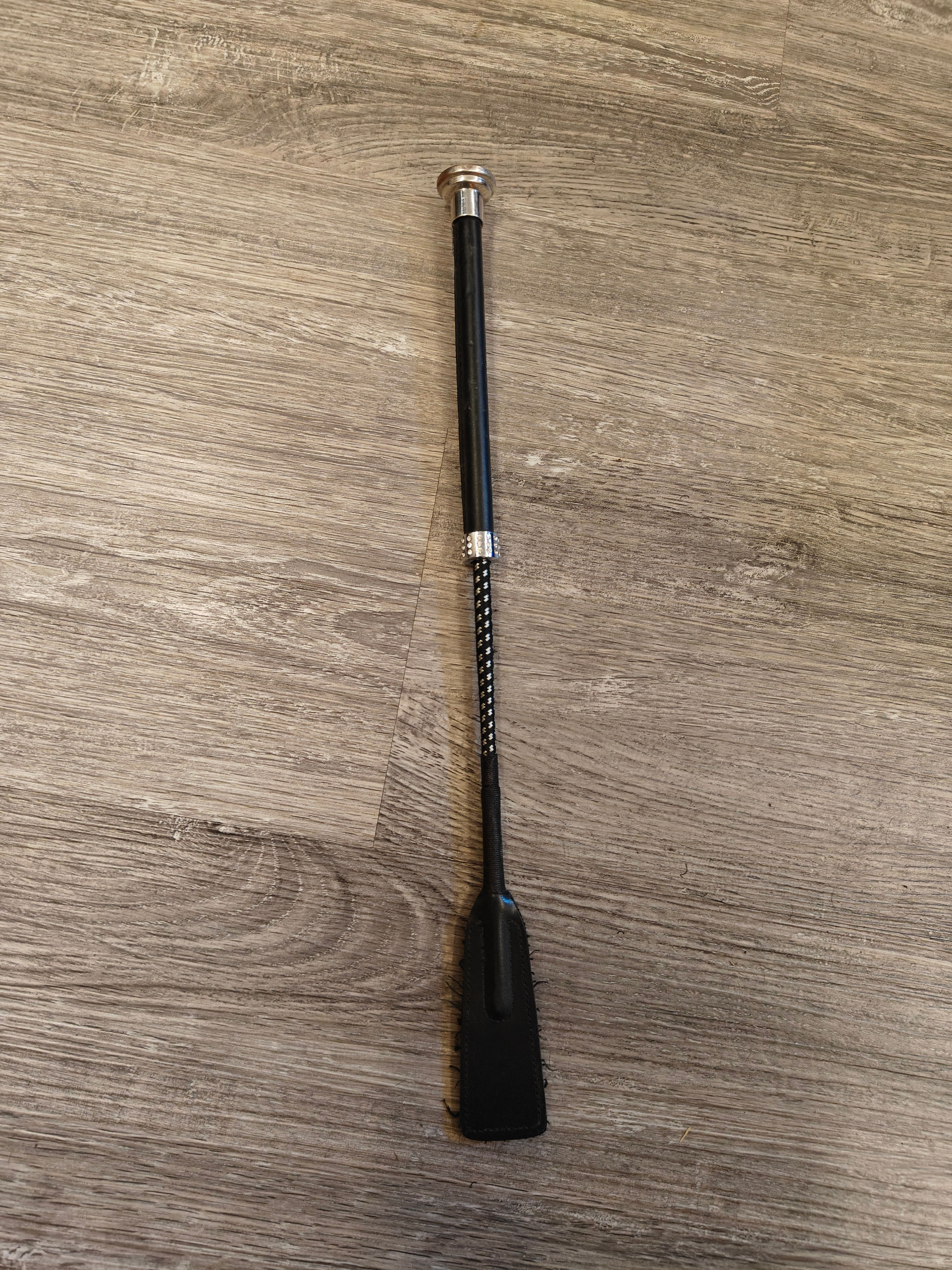 Musta lyhyt esteraippa, 40cm