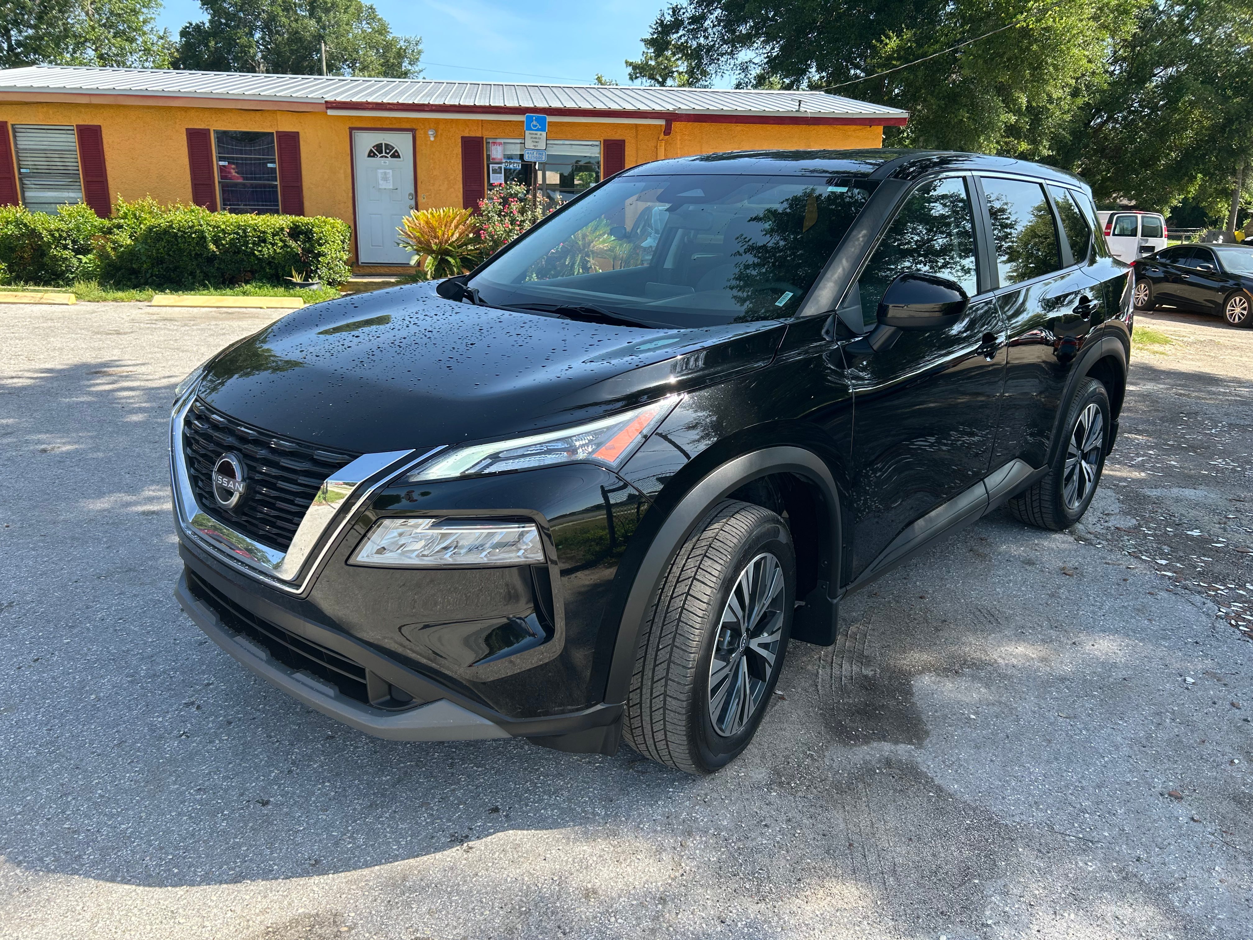 2023 Nissan Rogue SV's photo