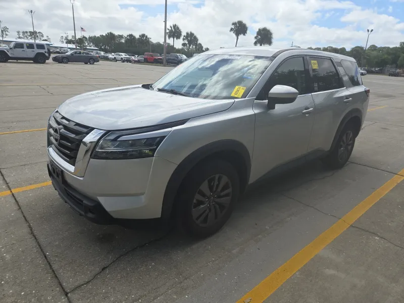2022 Nissan Pathfinder S 4WD's photo