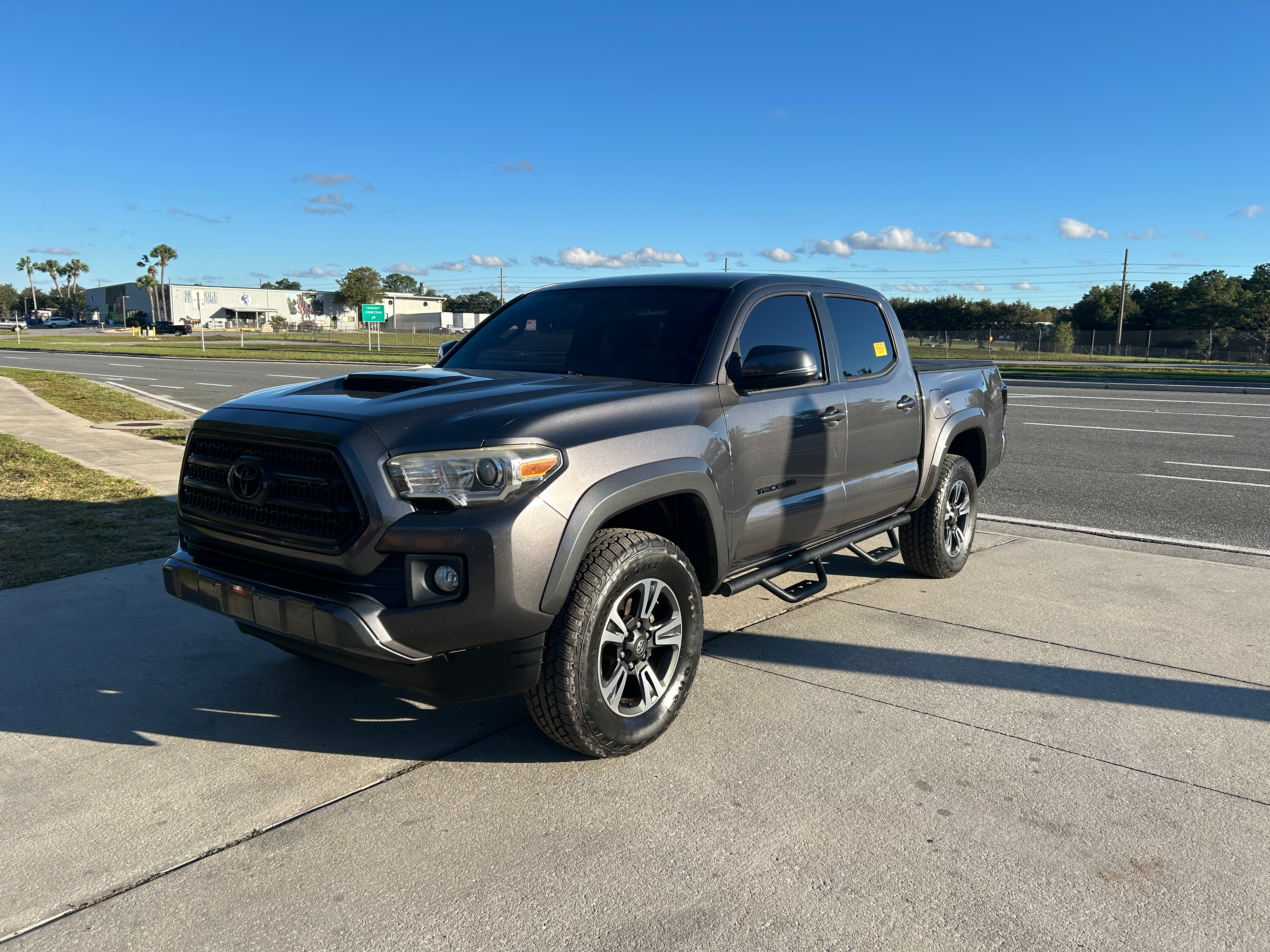 2016 Toyota Tacoma TRD Sport's photo