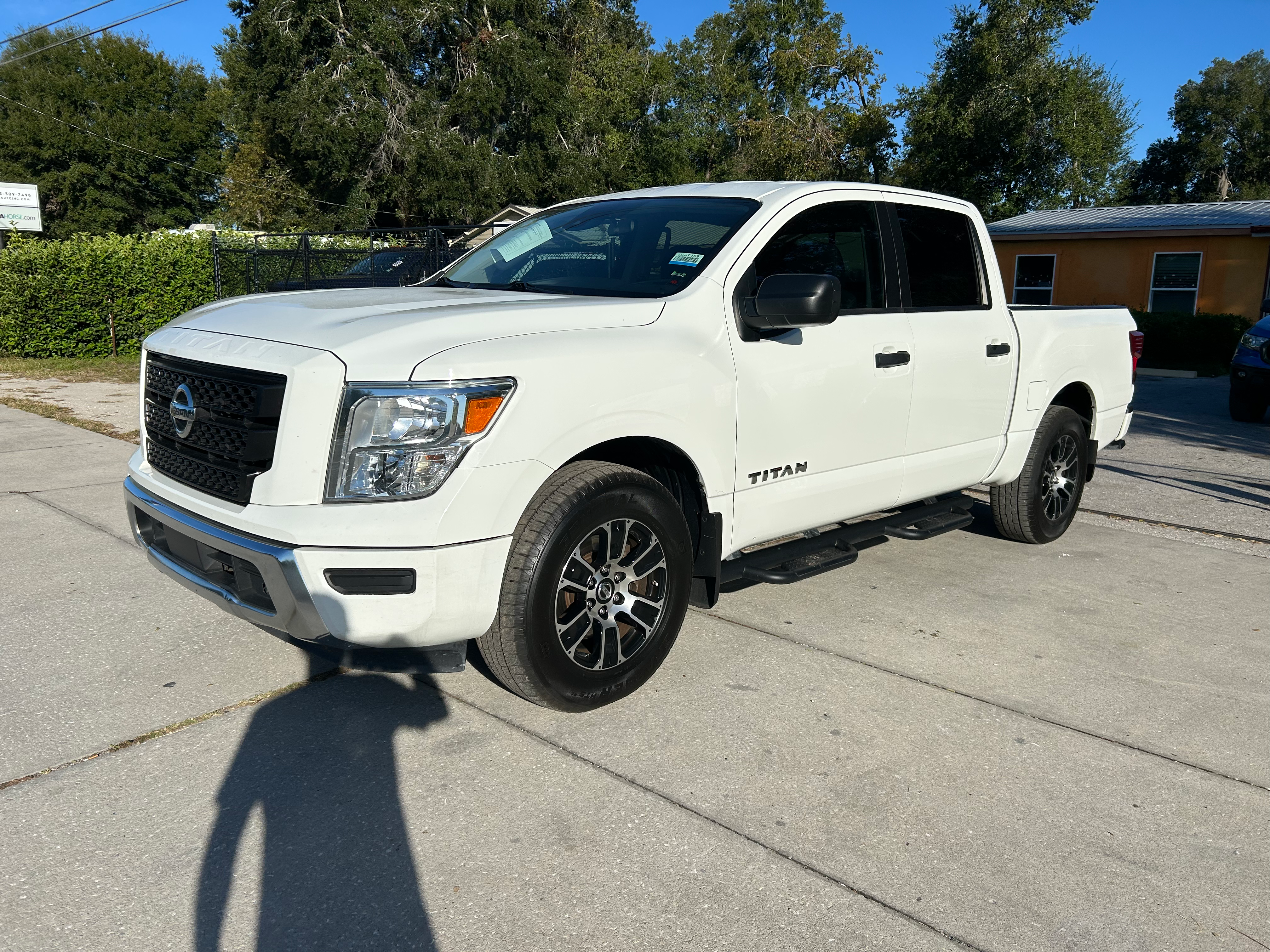 2022 Nissan Titan SV's photo