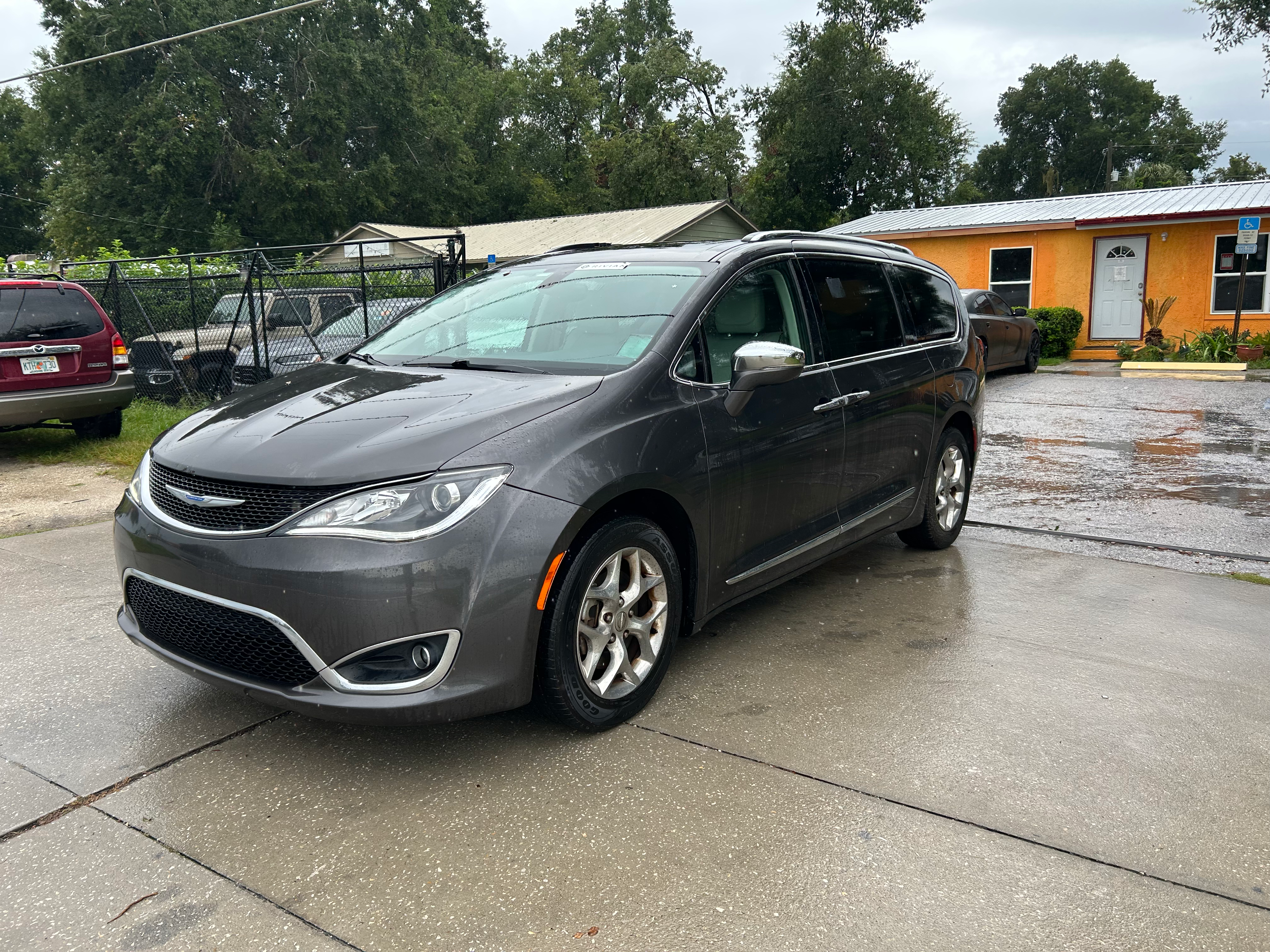 2018 Chrysler Pacifica Limited's photo