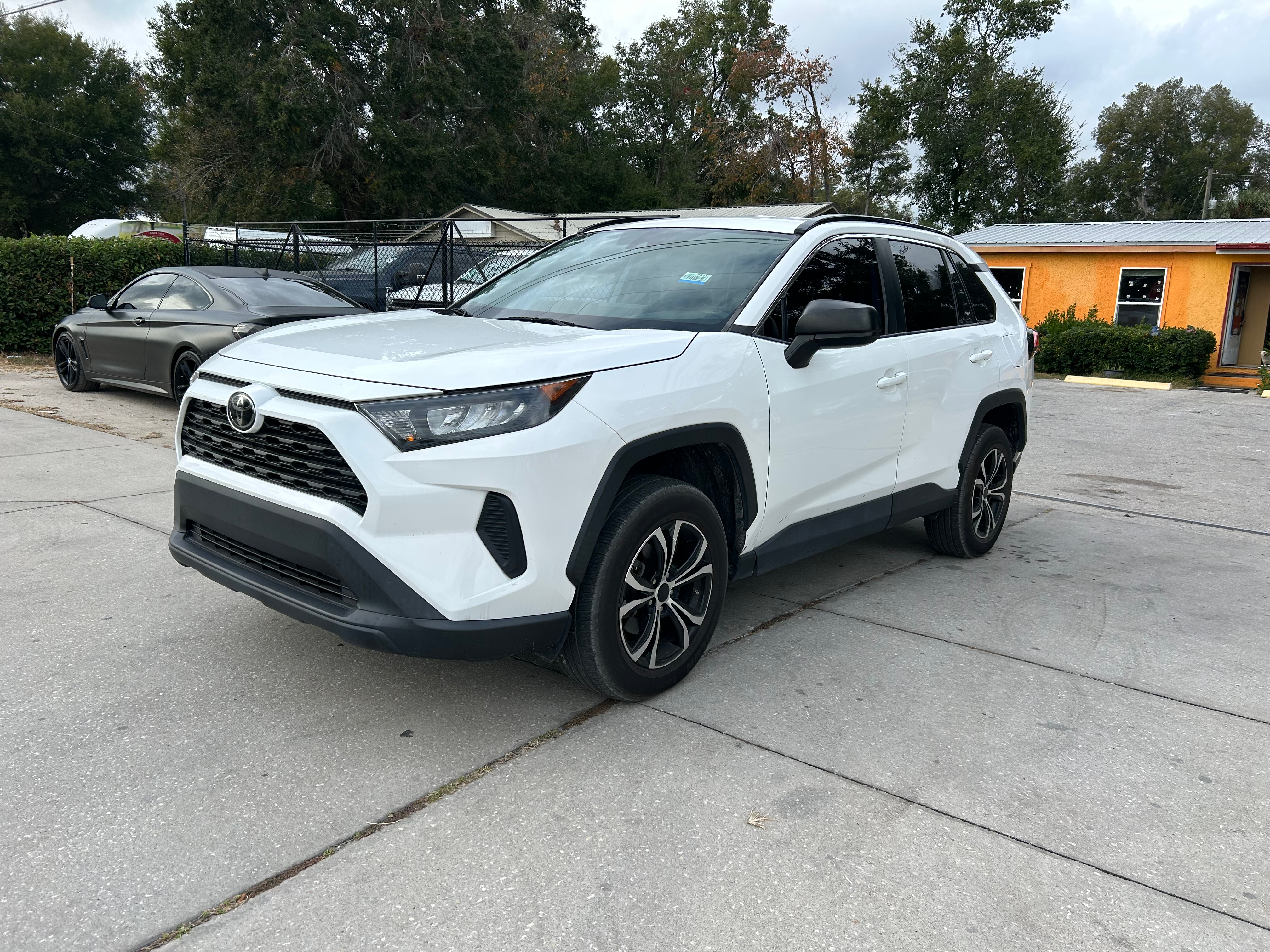 2021 Toyota RAV4 LE's photo