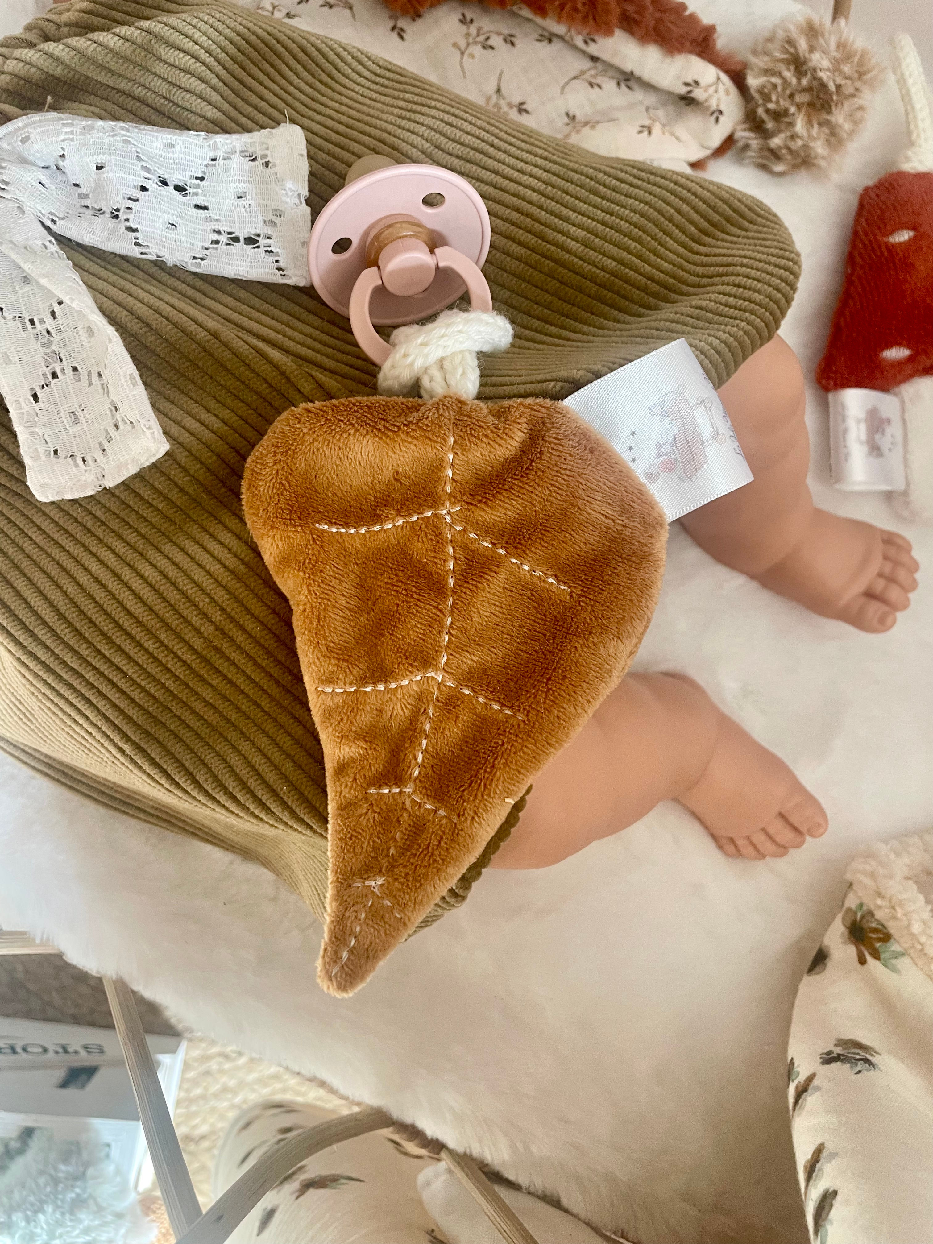 attache tétine feuille d'automne vue de dessus