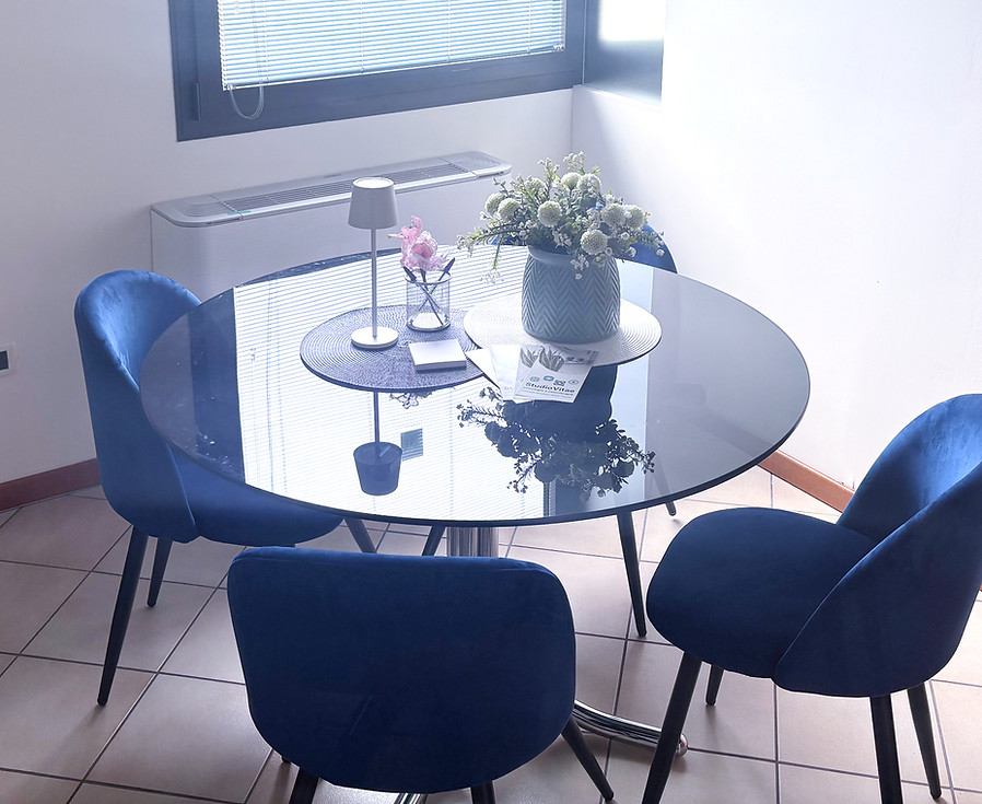 Studio 2: angolo con tavolino