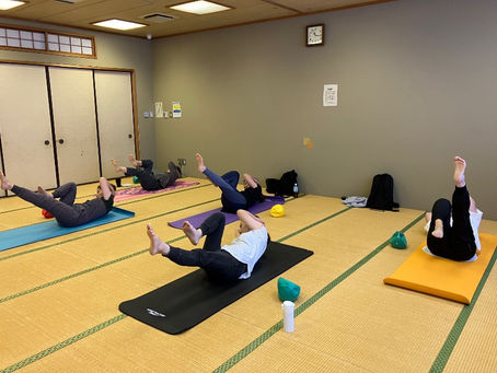 清瀬グループピラティス:クリスクロスで脇腹シェイプ★