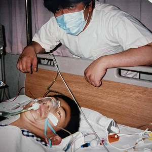 腎臓移植手術の直後、病室で並んで写るレシピエントの長男と父親