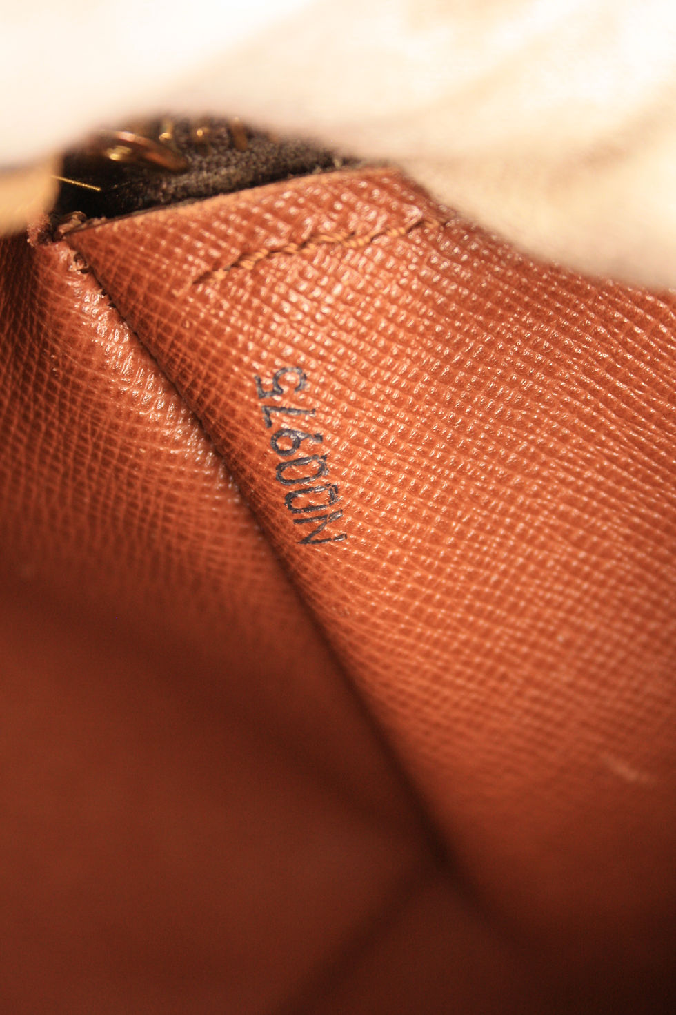 Pikkukuva: Louis Vuitton Monogram Papillon 30 logo date code view