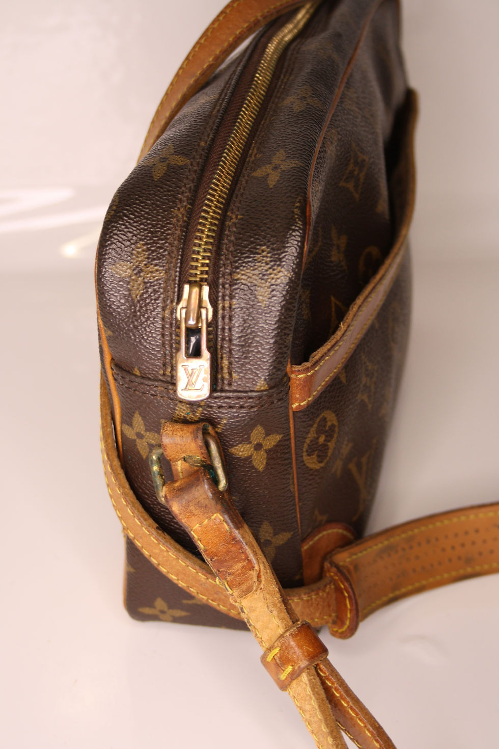Louis Vuitton Trocadero shoulder bag side view