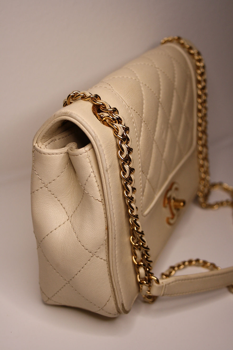 Pikkukuva: Chanel Sheepskin Quilted Mademoiselle Flap in Beige