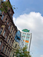 Blick nach oben auf historische Kölner Hausfassade vom Bulli aus