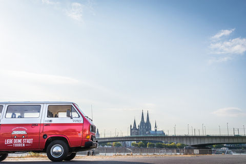 Roter VW Bulli auf Brücke, Kölner Dom im Hintergrund