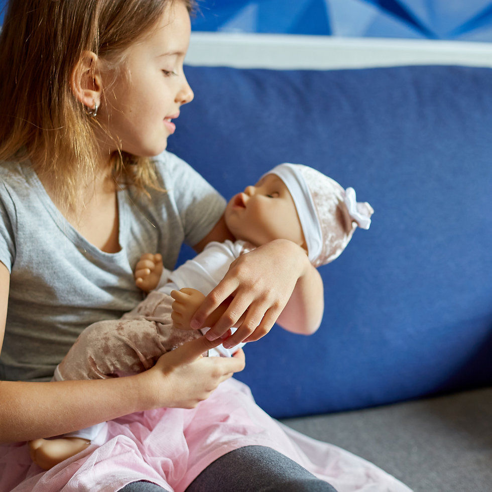 jeune fille de 10 ans qui tien une poupée, mais qui a ses premières règles