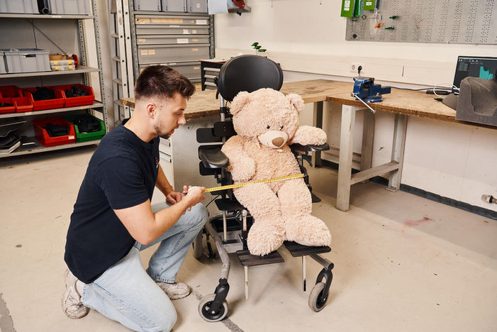 Orthopädietechniker vermisst Sitzschale nach Maß für Kinderrad.